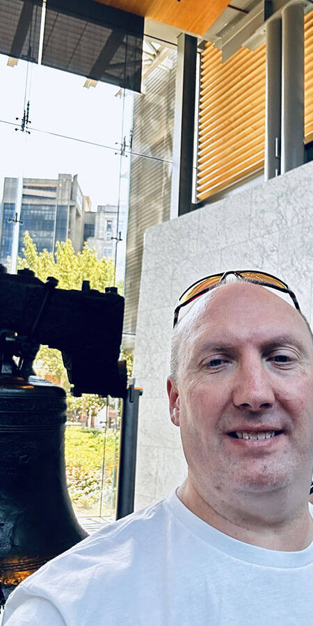 Selfie of a white man in a tshirt in front of the Liberty Bell